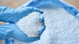 Как использовать мочевину (CO(NH₂)₂) для азотного питания растений