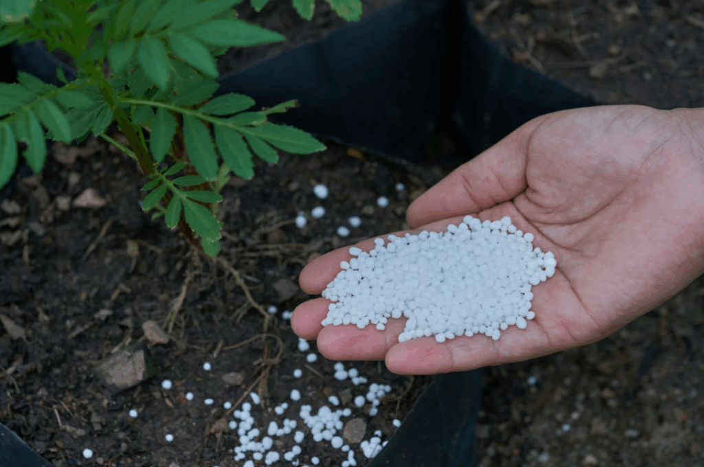 Калийные удобрения в садоводстве - как они помогают цветущим растениям и деревьям